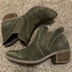 me too Olive Green Suede Ankle Heeled Boots